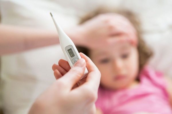 Trẻ nhỏ là đối tượng nguy cơ cao mắc cúm A với các biểu hiện như sốt cao, ho, đau họng, mệt mỏi, quấy khóc...