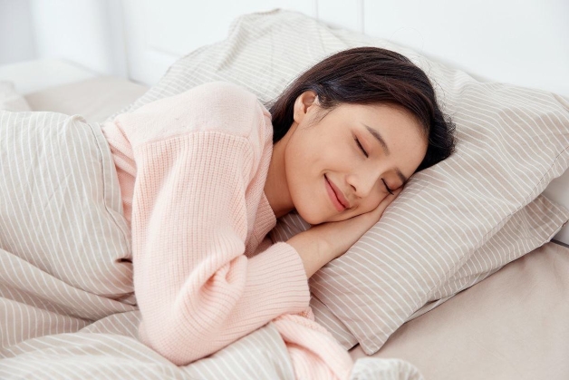 Đẻ mổ sau bao lâu có kinh - mẹ cũng cần có chế độ ngủ nghỉ khoa học, nên ngủ đủ giấc và không nên thức quá khuya.