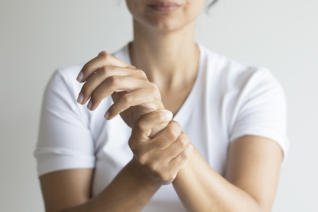 Hội chứng đường hầm cổ tay gây ra cảm giác tê bì, đau nhức cho cả hai tay