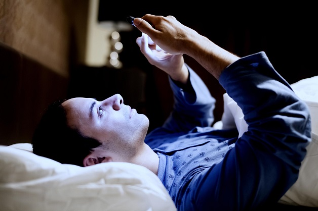 Nửa đêm bị mất ngủ có phải do ảnh hưởng của thiết bị điện tử không?