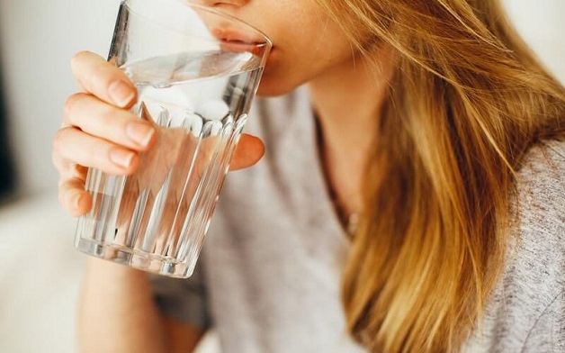 Uống nhiều nước giúp giảm nguy cơ hình thành sỏi