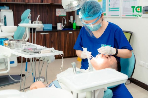 Bọc răng sứ cần được thực hiện tại nha khoa uy tín với quy trình rõ ràng để đảm bảo an toàn và hiệu quả