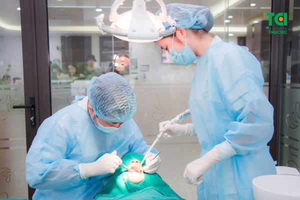 Trồng Implant để đảm bảo an toàn thì cần được thực hiện từ cơ sở nha khoa uy tín với bác sĩ chuyên môn cao