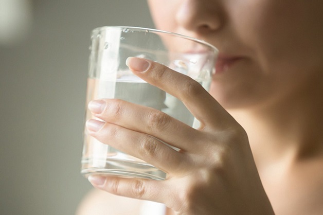 Người bị sỏi thận nên uống nhiều nước nhằm loại bỏ cặn bã tích tụ