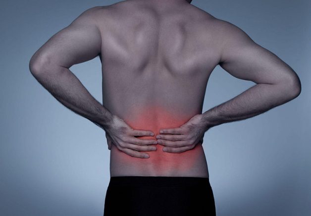 Đau vùng thắt lưng khi vận động là một trong những triệu chứng thoái hóa đốt sống lưng