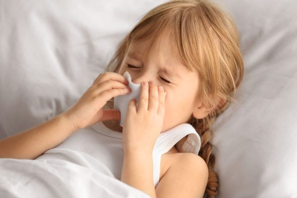 Trẻ mắc cúm do virus nhóm A gây ra thường gặp phải tình trạng ho, sốt cao, sổ mũi, mệt mỏi, chán ăn...