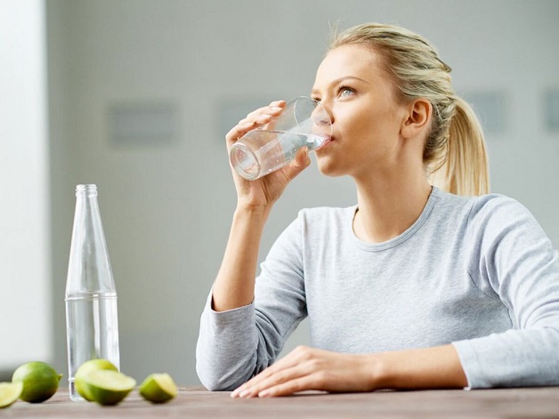 cách giảm đau sỏi bàng quang bằng uống nước
