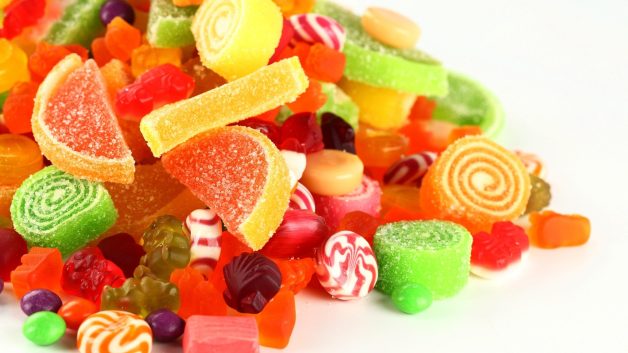 Nguyên liệu hoạt động của vi khuẩn gây ra bệnh lý sâu răng là Carbohydrate (đường)