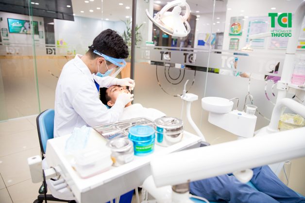 Thăm khám định kỳ với nha sĩ là lưu ý quan trọng nhất trong cách chăm sóc răng trắng sáng