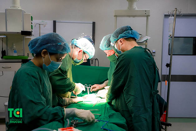 Thực hiện cắt u xơ tử cung với phương pháp phẫu thuật mổ mở, bóc tách hoàn toàn khối u 