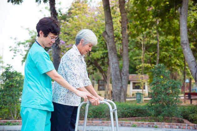 Các bài tập phục hồi chức năng rất quan trọng trong chăm sóc người già bị tai biến