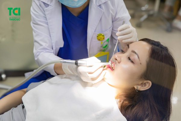 Thường xuyên lấy cao răng, mảng bám để ngăn chặn vi khuẩn tích tụ gây bệnh lý nha khoa