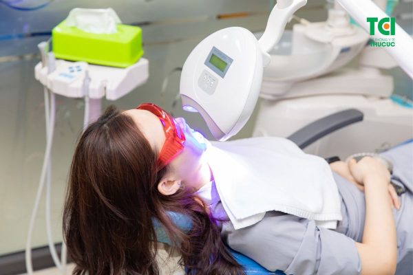 Tẩy trắng tại nha khoa sử dụng công nghệ hiện đại, nồng độ thuốc tẩy từ 35-37% giúp làm trắng sáng răng hiệu quả