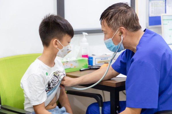 Trẻ bị cúm A có tự khỏi không thì câu trả lời là khó và cần điều trị với phác đồ phù hợp theo chỉ định của bác sĩ