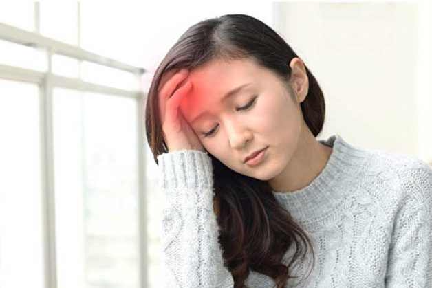 Đau đầu vận mạch khiến người bệnh bị đau đầu, giảm khả năng tập trung và hay quên