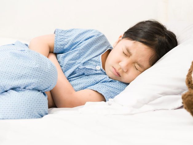 Các cơn đau bụng là triệu chứng thường gặp của viêm dạ dày ở trẻ em