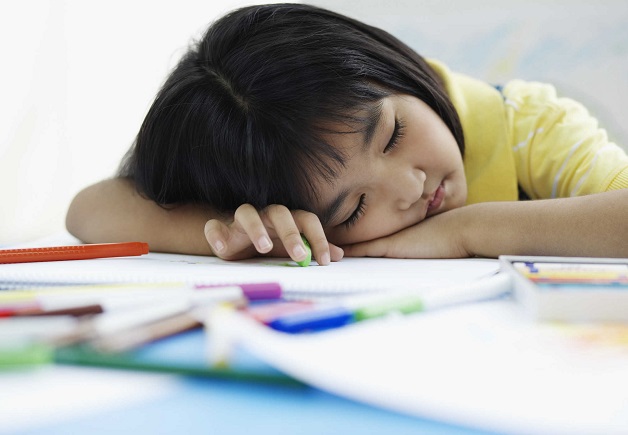 Trẻ bị thiếu máu nhược sắc do viêm dạ dày thường xuyên cảm thấy mệt mỏi, mất tập trung