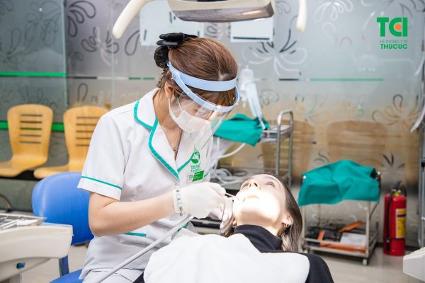 Để đảm bảo an toàn, quá trình hàn răng cần được thực hiện tại các cơ sở nha khoa uy tín