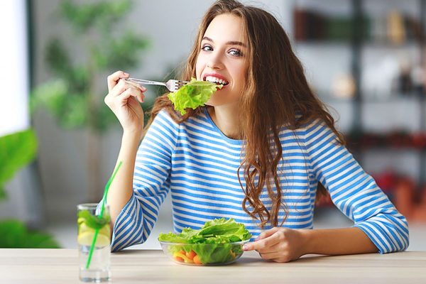 Ăn uống lành mạnh, sử dụng nhiều thực phẩm tươi xanh, mềm, dễ tiêu hóa sau khi hàn răng