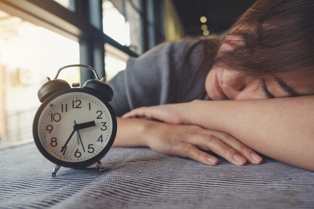 Các chuyên gia khuyên rằng: Bạn nên ngủ trưa khoảng 20 đến 30 phút. Ngủ nhiều sẽ khiến cơ thể mệt mỏi, đầu óc mơ màng