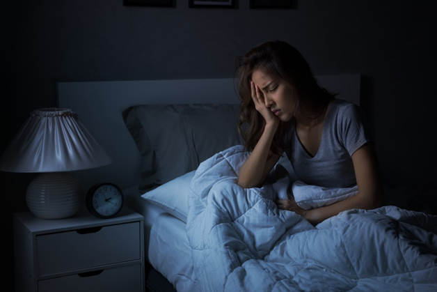 Tình trạng khó ngủ bao gồm việc khó để đi vào giấc ngủ và tỉnh giấc nhiều lần khi ngủ