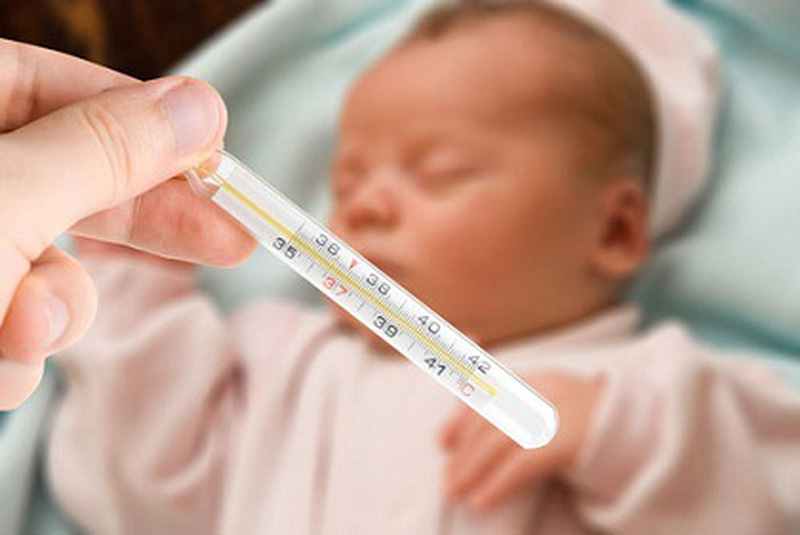 Sau tiêm vắc xin cần liên tục theo dõi nhiệt độ cơ thể trong 3 ngày đầu tiên, vì đây là thời gian các tác dụng phụ xảy ra nhiều nhất