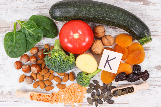 Các thực phẩm giàu vitamin K2: lòng đỏ trứng, sữa, các loại rau xanh đậm,... giúp cấu trúc xương phát triển
