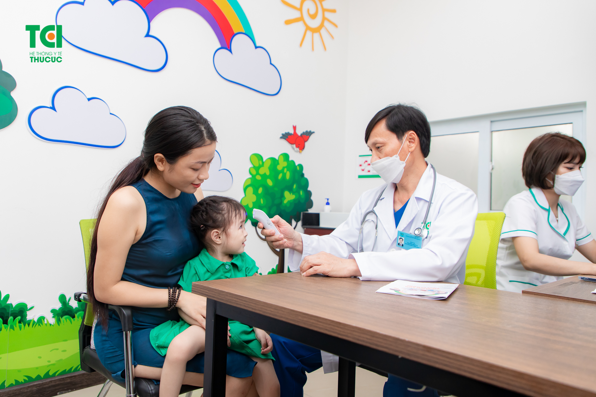 Tiêm vắc xin cúm bị sốt là phản ứng thường gặp ở cả trẻ em và người lớn và thường không gây nguy hiểm