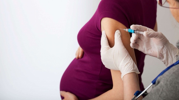 Tiêm vắc xin cúm cho bà bầu - Đối với phụ nữ mang thai và đang trong thời gian cho con bú thì lại càng phải tiêm cúm đều đặn mỗi năm một lần