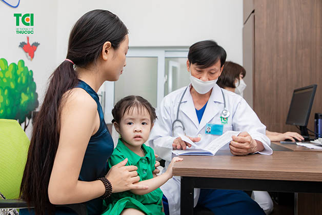 Bố mẹ nên tham khảo ý kiến bác sĩ chuyên khoa, nắm rõ các thông tin cần thiết về việc tiêm vắc xin phòng bệnh cúm cho trẻ