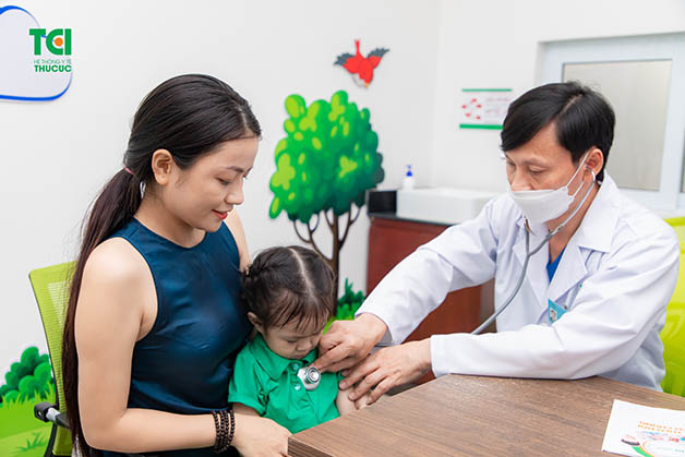 Bố mẹ cần lưu ý lựa chọn địa chỉ tiêm chủng có quy trình tiêm cụ thể, thăm khám sàng lọc trước tiêm để đảm bảo hiệu quả của vắc xin cũng như an toàn cho sức khỏe của con