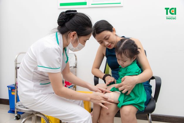 Trẻ nhỏ cần được tiêm vắc xin viêm não mô cầu càng sớm càng tốt để phòng ngừa bệnh viêm màng não