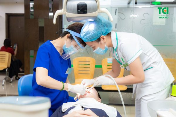 Quy trình hàn trám cho răng thường được thực hiện bởi bác sĩ có chuyên môn tại nha khoa
