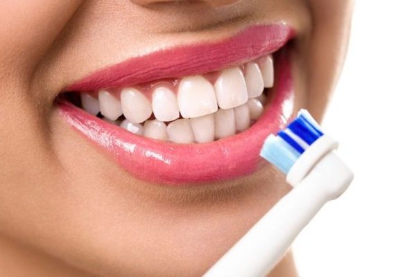 Đánh răng đều đặn 2-3 lần/ngày sau khi ăn, thức dậy hoặc trước khi đi ngủ để ngăn ngừa viêm lợi