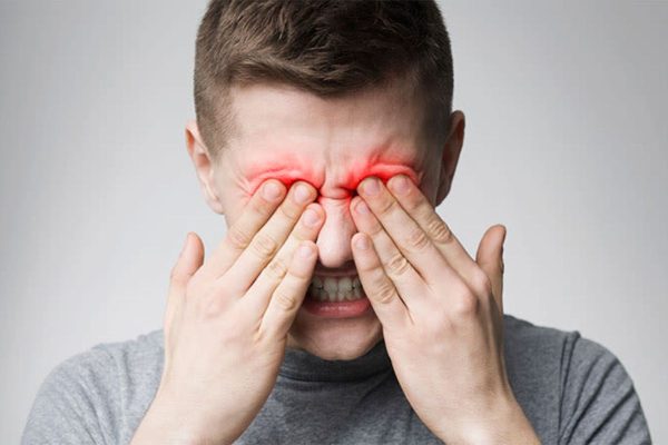 Đau, rát, sưng tấy ở vùng mí mắt là những dấu hiệu dễ nhận biết của bệnh