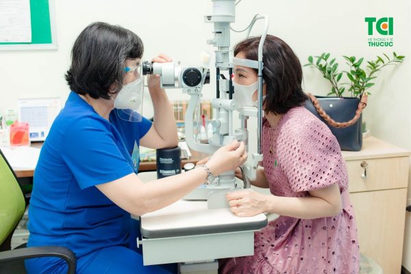 Điều trị mắt bị viêm bờ mi với phác đồ theo chỉ định của bác sĩ nhãn khoa có chuyên môn