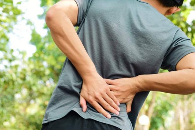 Thường xuyên đau nhức ở vùng lưng, cổ là một trong những triệu chứng cột sống bị vôi hóa