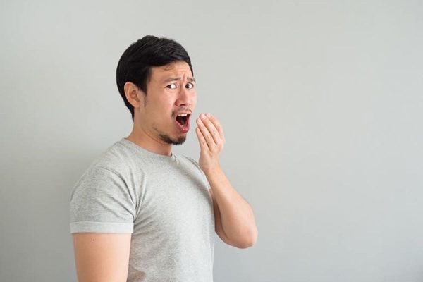 Bọc răng sứ bị hôi miệng do rất nhiều nguyên nhân như chất lượng mão sứ kém, vệ sinh sai cách, bệnh nha khoa...