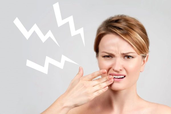 Bọc răng sứ có ê buốt không thì câu trả lời là tình trạng này có thể diễn ra trong vài ngày đầu phục hình