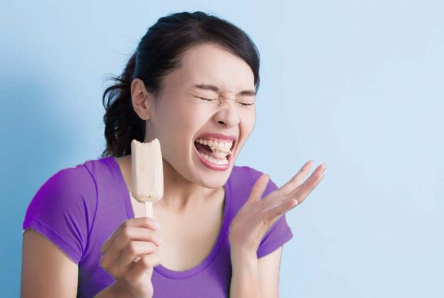 Đồ ăn quá nóng hoặc quá lạnh: Có thể kích thích cảm giác ê buốt ở răng bọc sứ