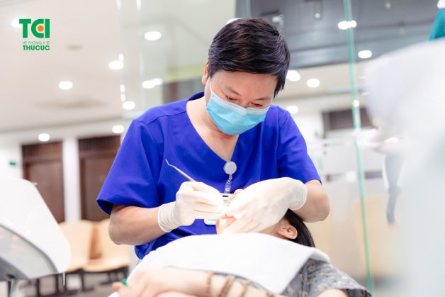 Để cải thiện tình trạng hôi miệng sau bọc răng sứ, người bọc không còn cách nào khác ngoài đến cơ sở y tế chuyên khoa răng hàm mặt