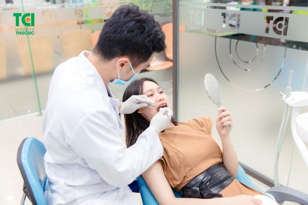 Tái khám định kỳ trong quá trình niềng và lấy cao răng thường xuyên để tăng hiệu quả chỉnh nha