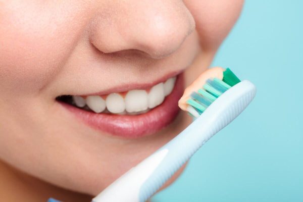 Chăm sóc răng sau khi hàn đúng cách bằng việc đánh răng đều đặn, súc miệng kỹ lưỡng