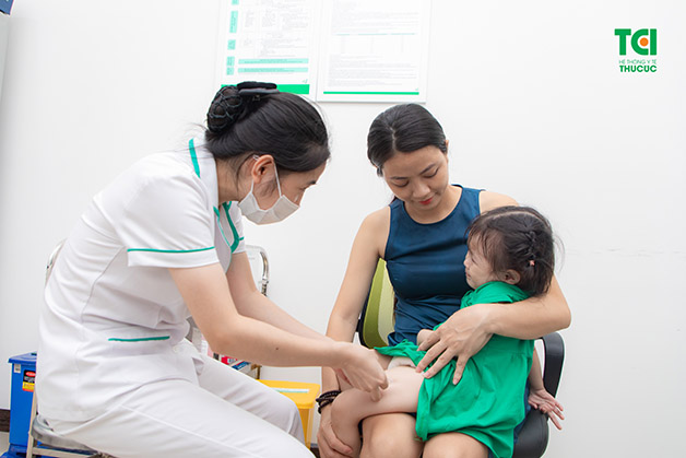 赤ちゃんに日本脳炎のワクチン接種を行うことは、病気を初期段階で予防し、子供の全体的な発育を保護するのに役立ちます。