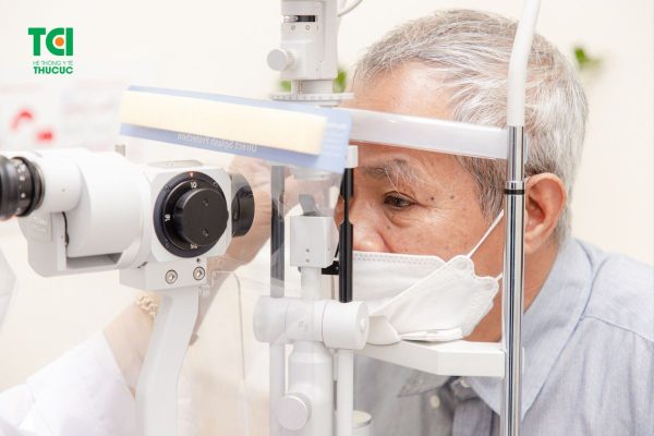 Nhìn mờ và mỏi mắt kéo dài nên bác Tính đã tới Thu Cúc TCI để khám và được chẩn đoán đục thủy tinh thể độ 3 ở cả hai mắt