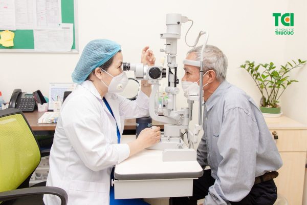 Sau mổ, người bệnh cần thăm khám thị lực thường xuyên để kiểm soát bệnh lý và điều trị sớm