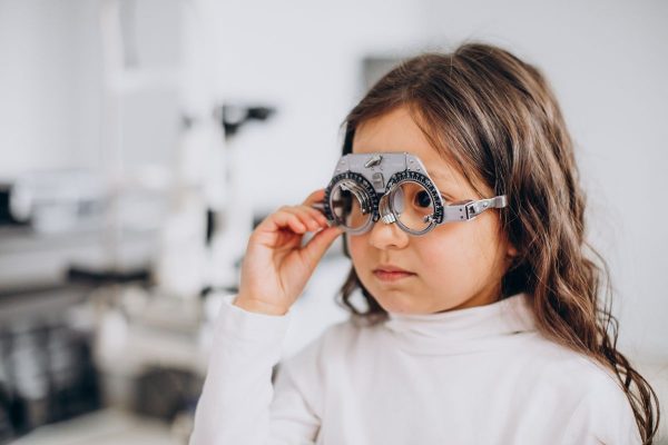 Đeo kính là một trong những giải pháp thường được áp dụng để khắc phục tình trạng viễn thị ở mắt