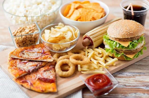 Ăn các thực phẩm không lành mạnh là một trong những nguyên nhân gây suy giảm trí nhớ