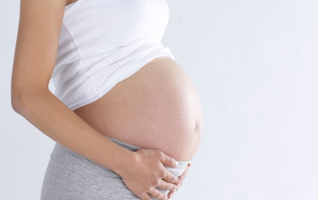 Khi mang thai, cơ thể phụ nữ sản sinh nhiều hormone hỗ trợ, dẫn đến tình trạng thay đổi lưu lượng máu đến lợi
