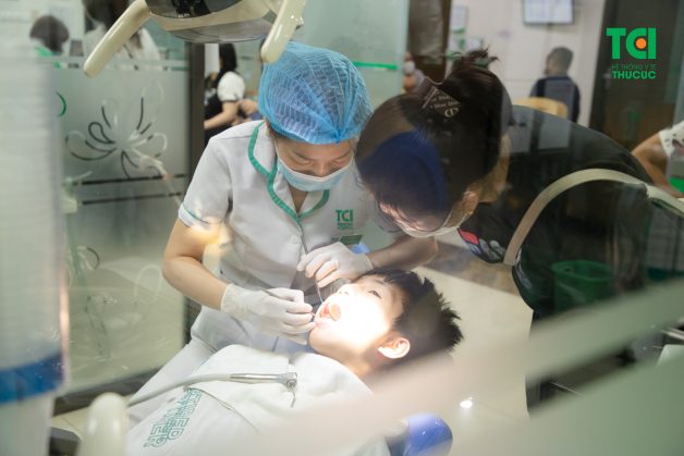 Quyết định niềng răng ở tuổi 13, bé N.M.H được bác sĩ Thu Cúc TCI tư vấn nhổ răng thừa hàm trên bên trái